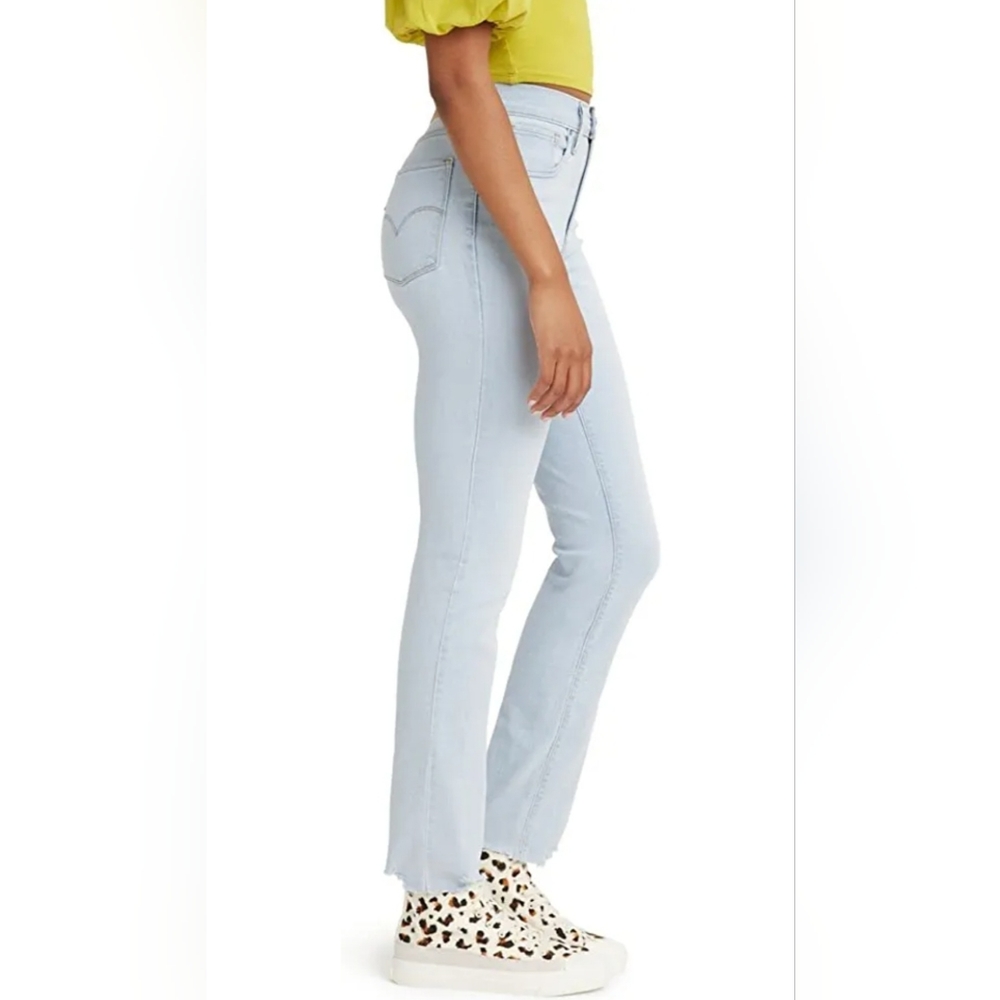 Levi's Women 724 Straight Jeans- Light Indigo NEW